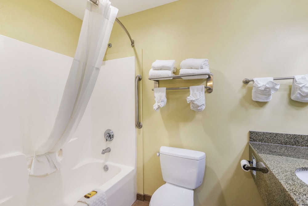 Suite, 1 King Bed, Non Smoking (Larger Room) - Photo 4