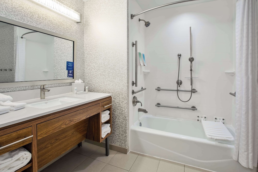Studio, 1 King Bed, Accessible, Bathtub - Photo 12