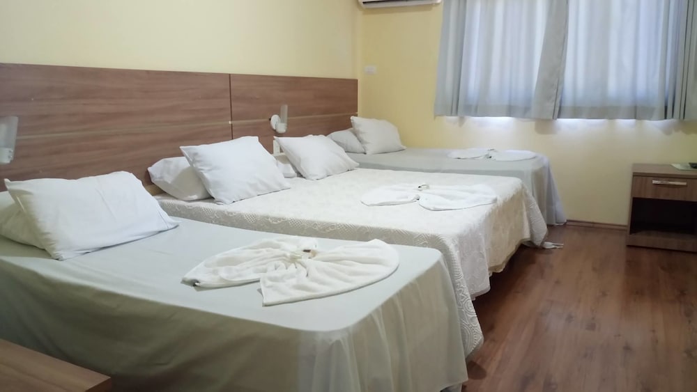 Quadruple Room (4 Camas Solteiro) photo 1