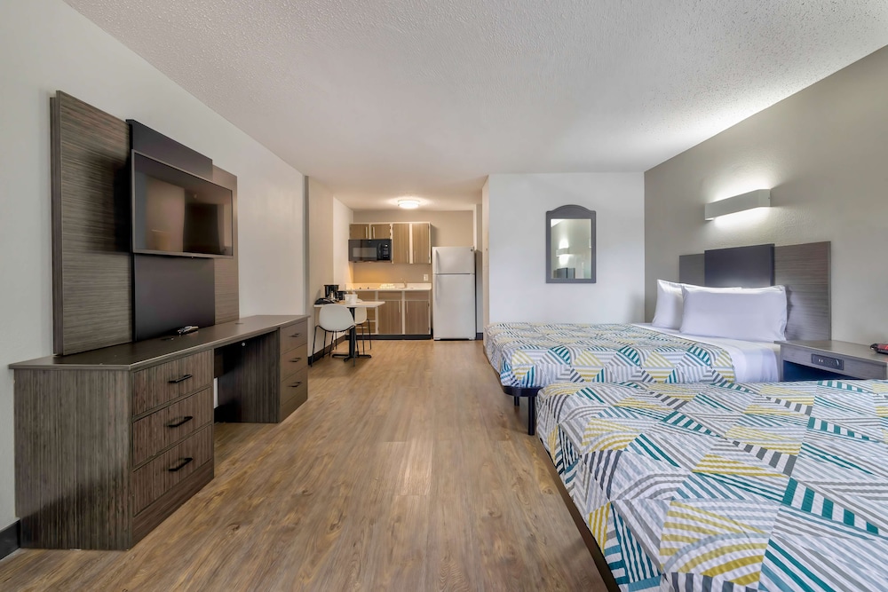 Deluxe Room, 2 Queen Beds, Smoking, Kitchenette - Photo 2