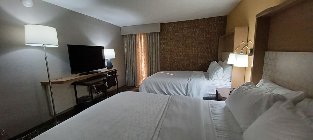 Suite, 2 Queen Beds, Roll-in Shower (Roll-In Shower) - Photo 1