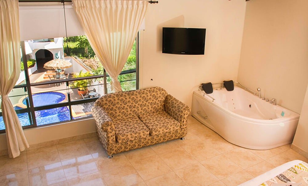 Junior Suite, 1 King Bed, Non Smoking photo 1