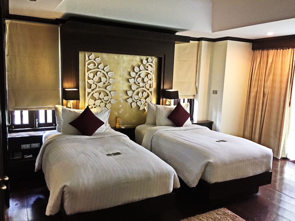 Suite, 2 Bedrooms - Photo 2