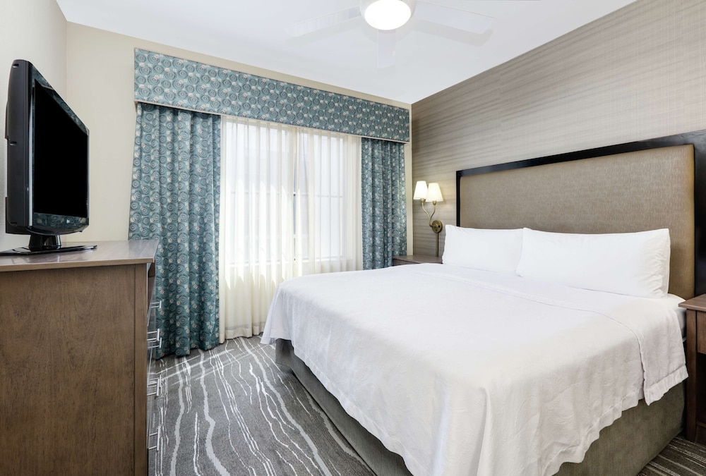 Suite, 1 King Bed with Sofa bed - Photo 4