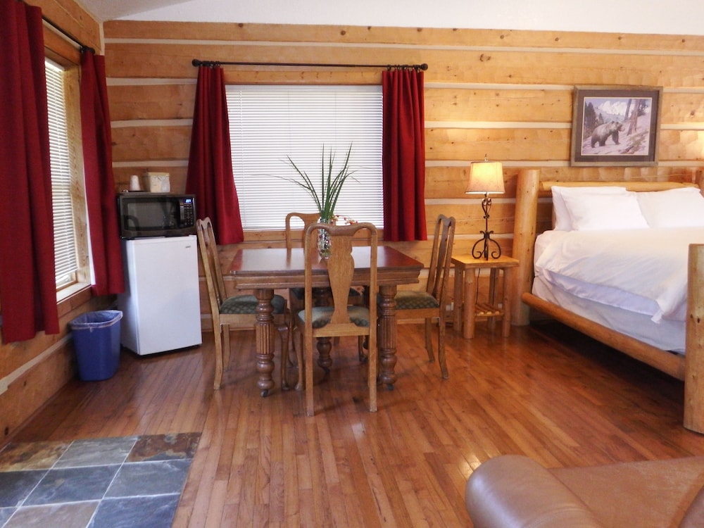 House, 2 Queen Beds, Kitchen, Annex Building (St. Mary Lake) photo 2