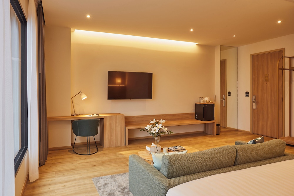 Premier Room, 1 King Bed - Photo 3