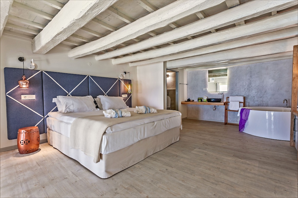 Suite, Pool View (Split Level)