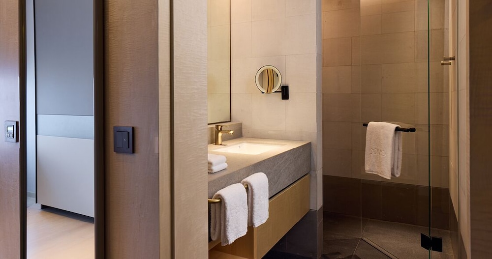 Metropolitan Suite King (Complimentary daily-replenished minibar and snacks) Metropolitan Suite King (Complimentary daily-replenished minibar and snacks)