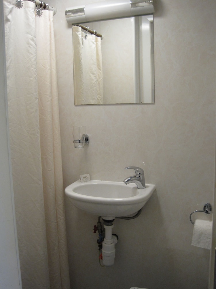 Standard Double Room, Ensuite photo 3