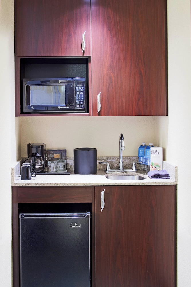 Suite, Multiple Beds - Photo 10