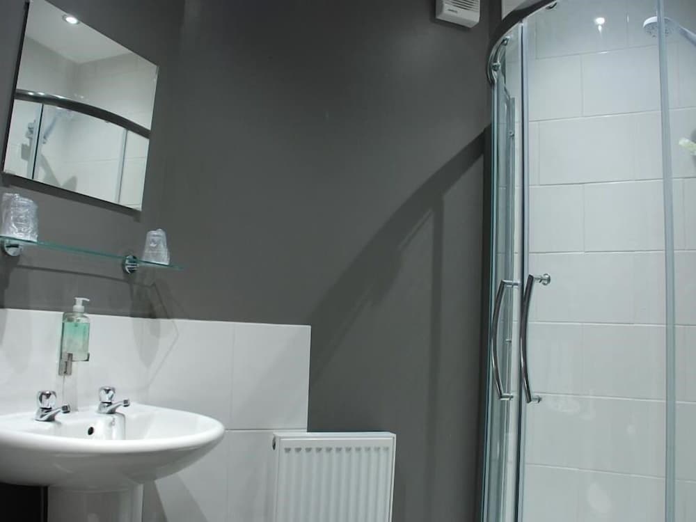 Suite, Ensuite photo 2