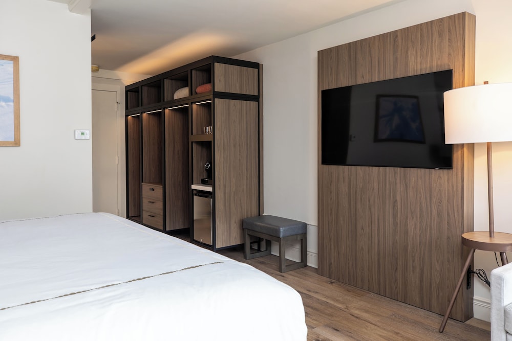 Standard Room, 1 King Bed, River View photo 2