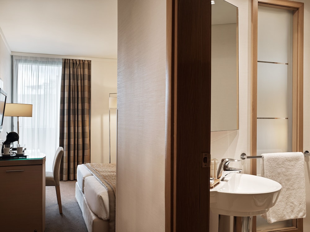 Superior Double or Twin Room, City View (Business) - Photo 3