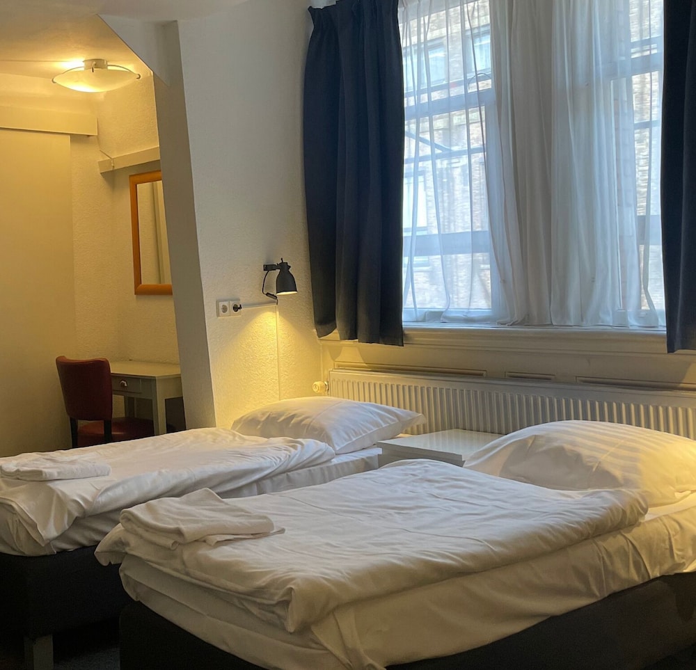 Classic Room, Multiple Beds, Private Bathroom (6 Persons)