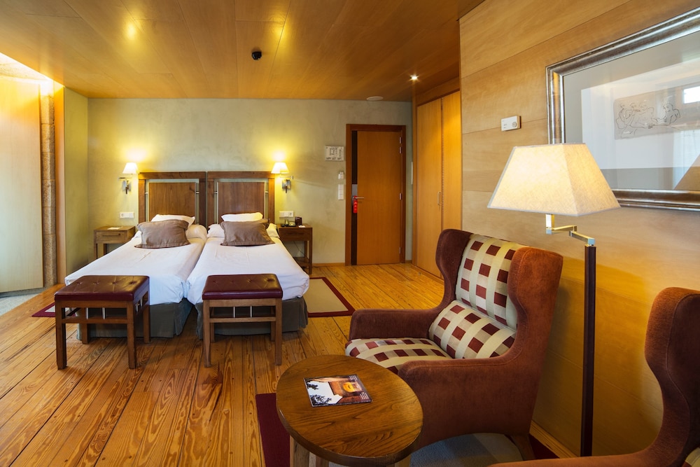 Standard Twin Room (2 adults + 1 child) photo 3