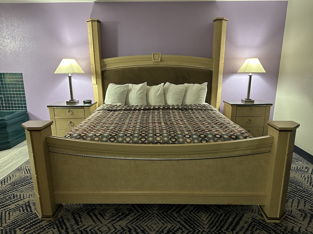 Deluxe Suite, 1 King Bed, Non Smoking - Photo 1