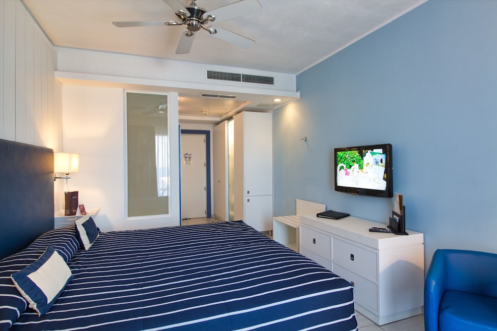 Double or Twin Room, Terrace, Pool View photo 3