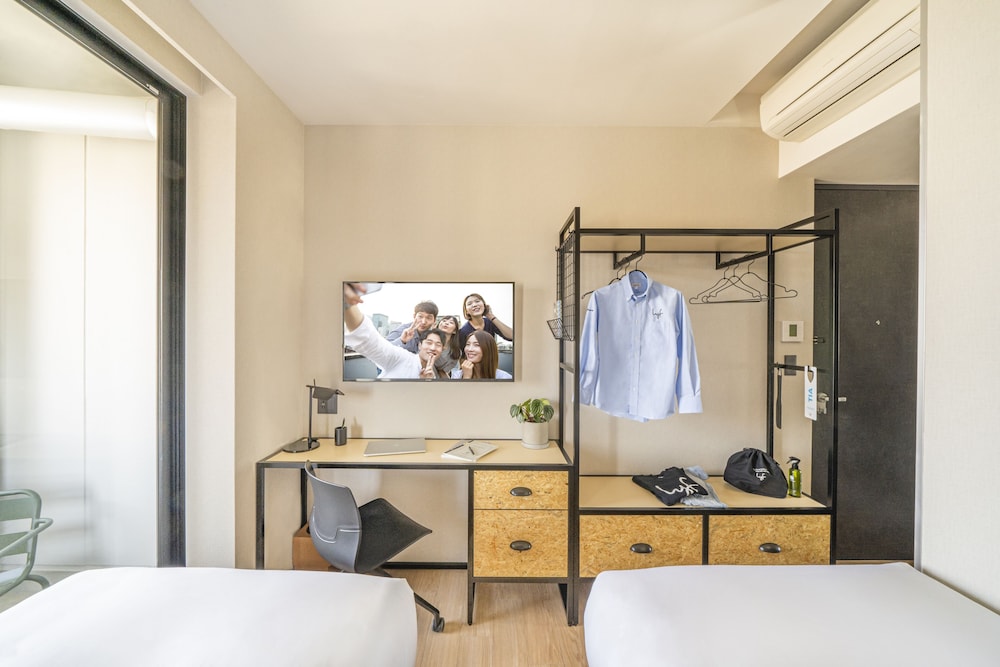 Studio, 2 Twin Beds, Corner (Side by Side Plus) - Photo 4