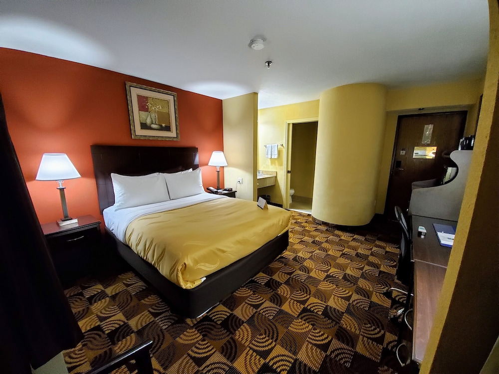 Standard Room, 1 Queen Bed, Non Smoking - Photo 2