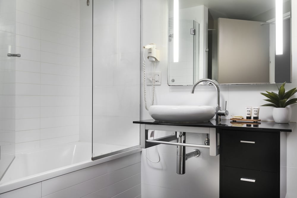 Superior One Bedroom Apartment (king and sofa) - Eco Green Stay photo 3