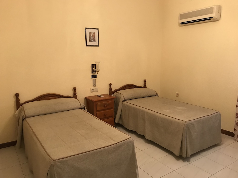 Habitación Doble Básica con 2 camas individuales, para no fumadores.