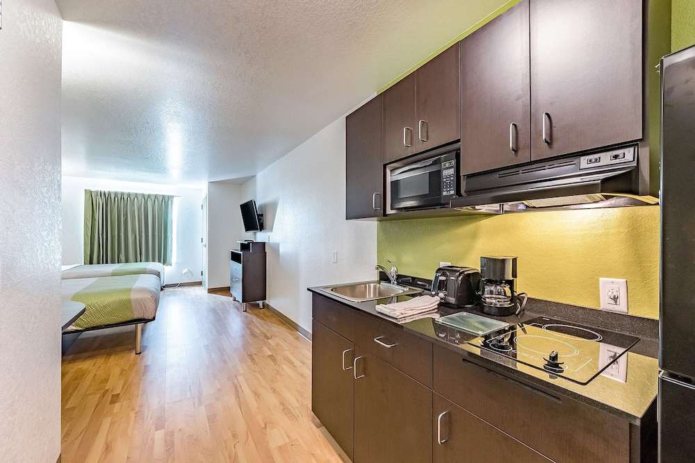 Deluxe Suite, 2 Queen Beds, Non Smoking, Kitchenette - Photo 12