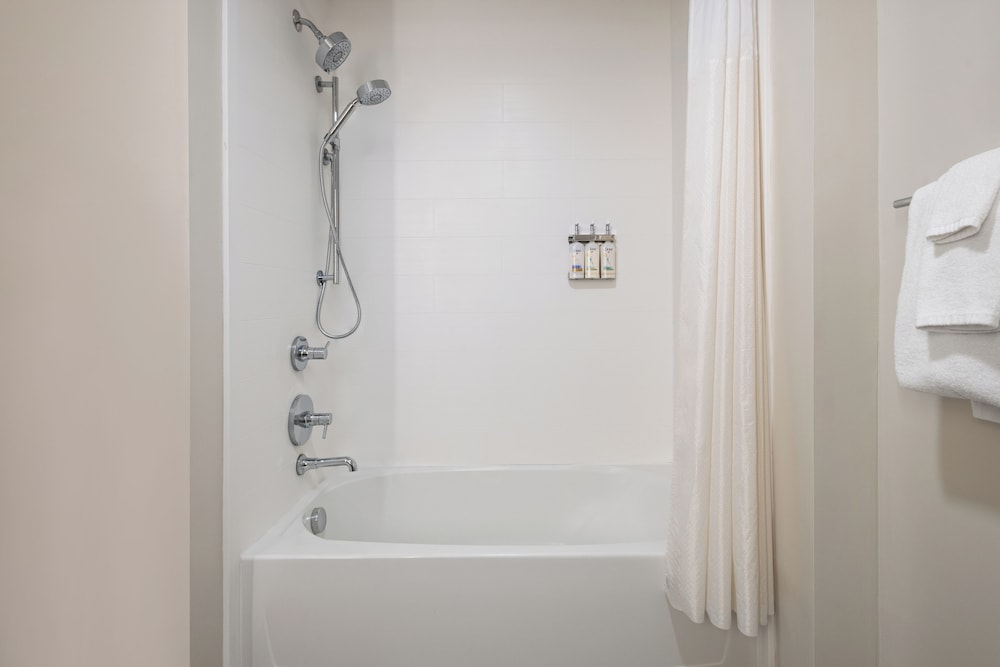 Room, 2 Queen Beds, Accessible Bathtub (Mobility Accessible) - Photo 5