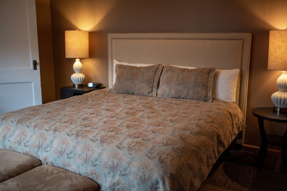 303 King Bedroom/Queen Sleeper Suite