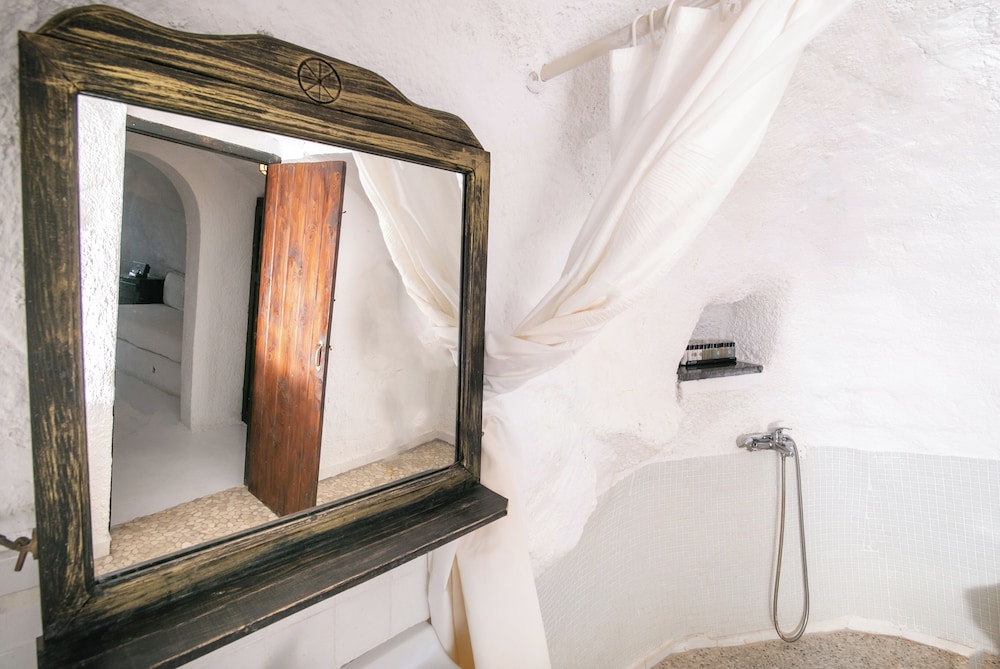 Cave Suite with Caldera View - Photo 8