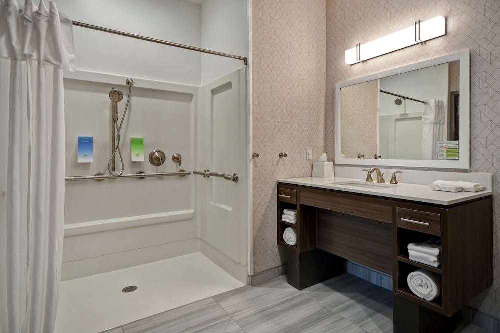 Suite, 1 Queen Bed, Accessible (Roll-In Shower) photo 2