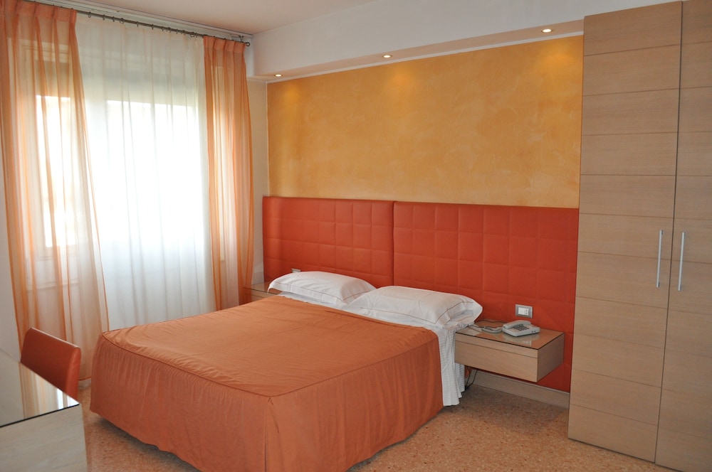 Double Room - Photo 7