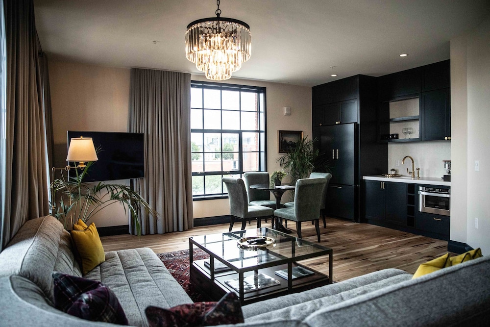 Pied-A-Terre - 1 King Bed