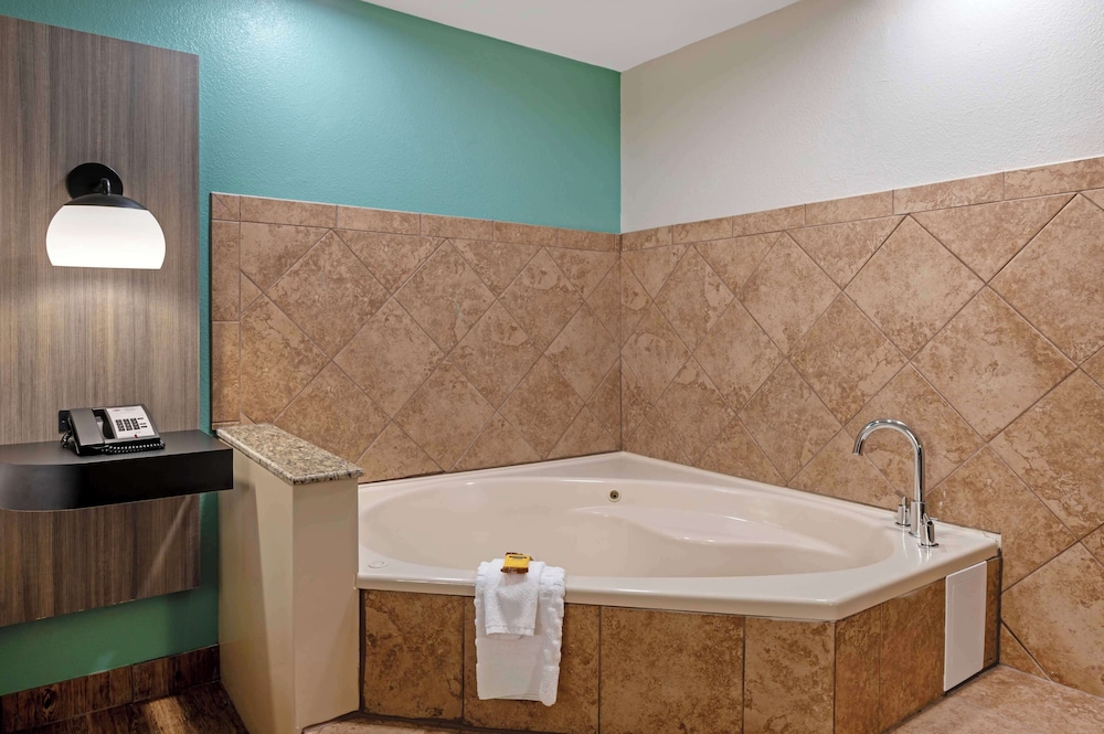 Suite, 1 King Bed, Non Smoking, Jetted Tub - Photo 3
