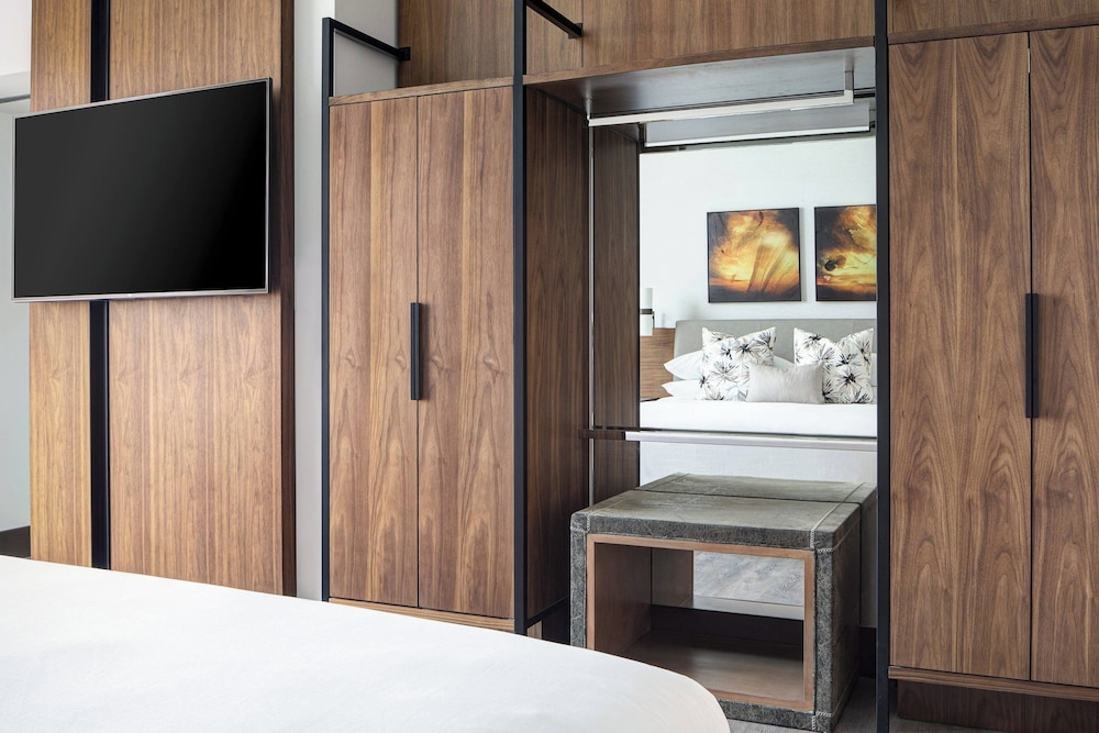 Suite, 1 King Bed, Corner