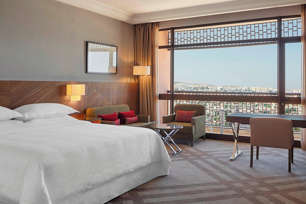 Deluxe Room, 1 King Bed, Balcony - Photo 1
