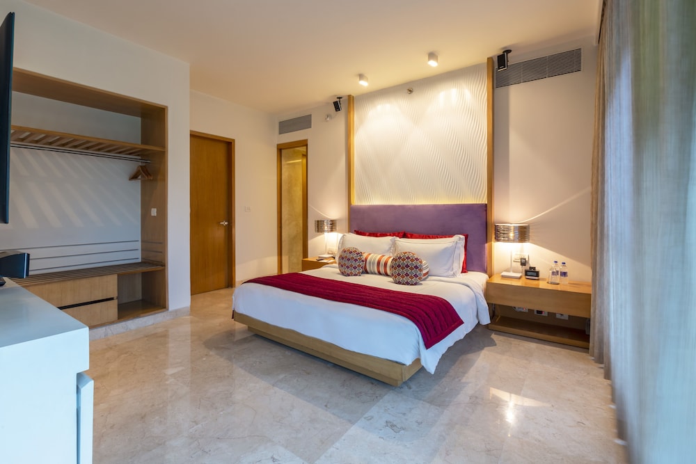 Premium Suite Pool View King Bed - Photo 10