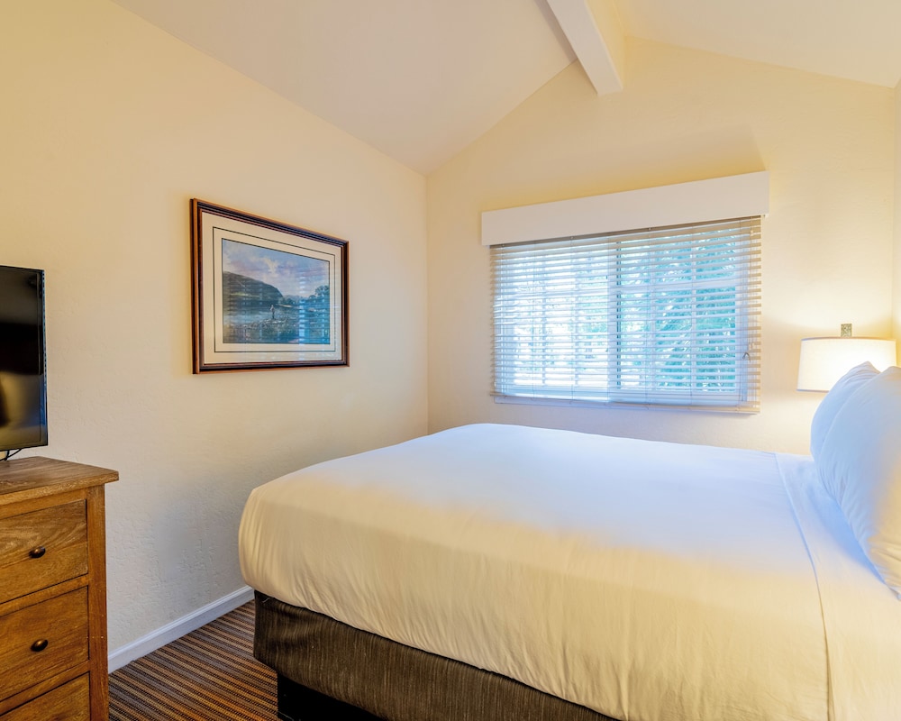 Cottage, Multiple Beds (One King and One Queen Bed, Suite) photo 3