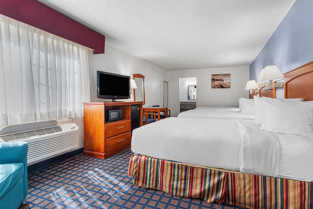 Standard Room, Multiple Beds, Non Smoking, Refrigerator & Microwave - Photo 3