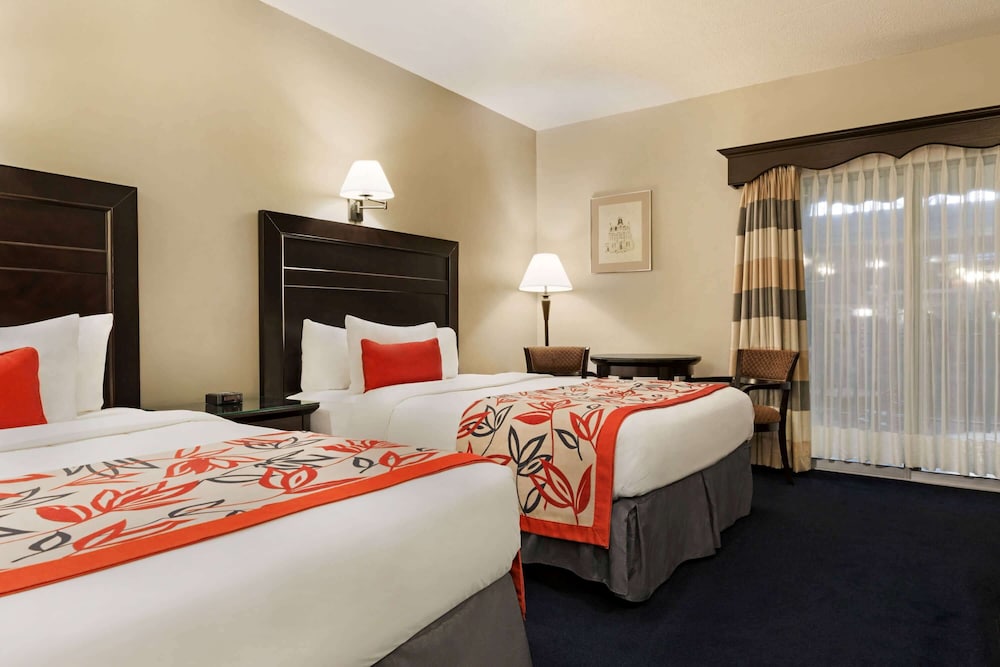 Room, 2 Queen Beds, Non Smoking, Balcony (Interior Courtyard, Pet-friendly) photo 2