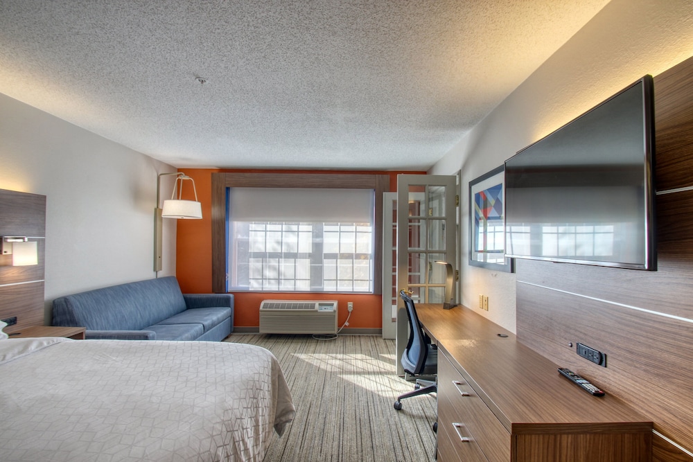 Suite, 2 Bedrooms - Photo 1