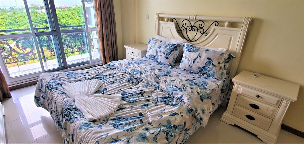 1 Queen Bed, Private Detached Bathroom, Sea View, Shared Apartment photo 1