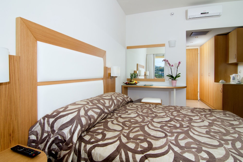 Double Room (2 Adults + 2 Children) photo 1
