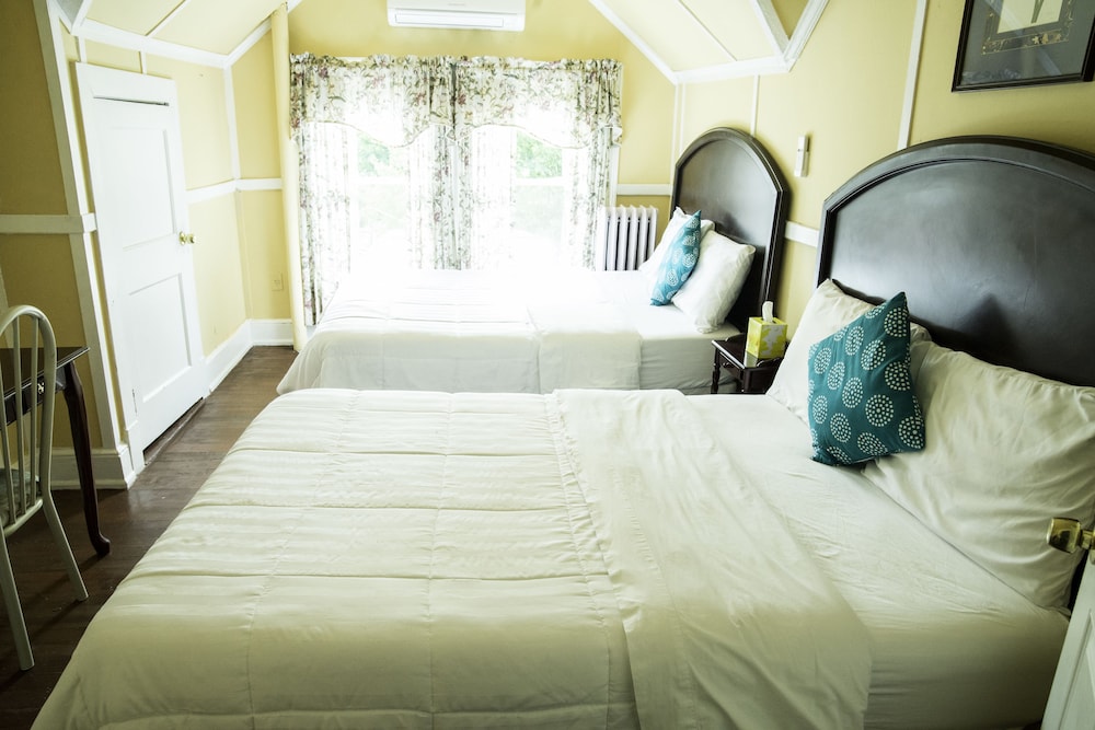 Double Room, Shared Bathroom (Renaissance) photo 1