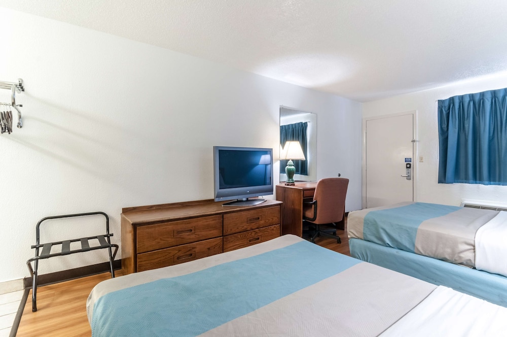 Standard Room, 2 Queen Beds, Non Smoking - Photo 5