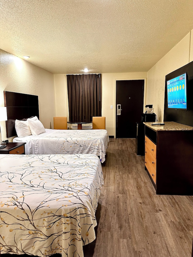 Standard Room, 2 Double Beds, Smoking - Photo 3