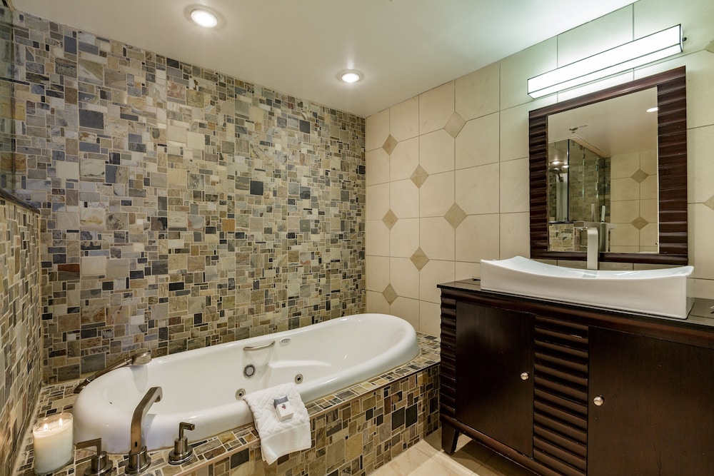 Junior Suite, 1 King Bed (Junior King Suite Deluxe) - Photo 2