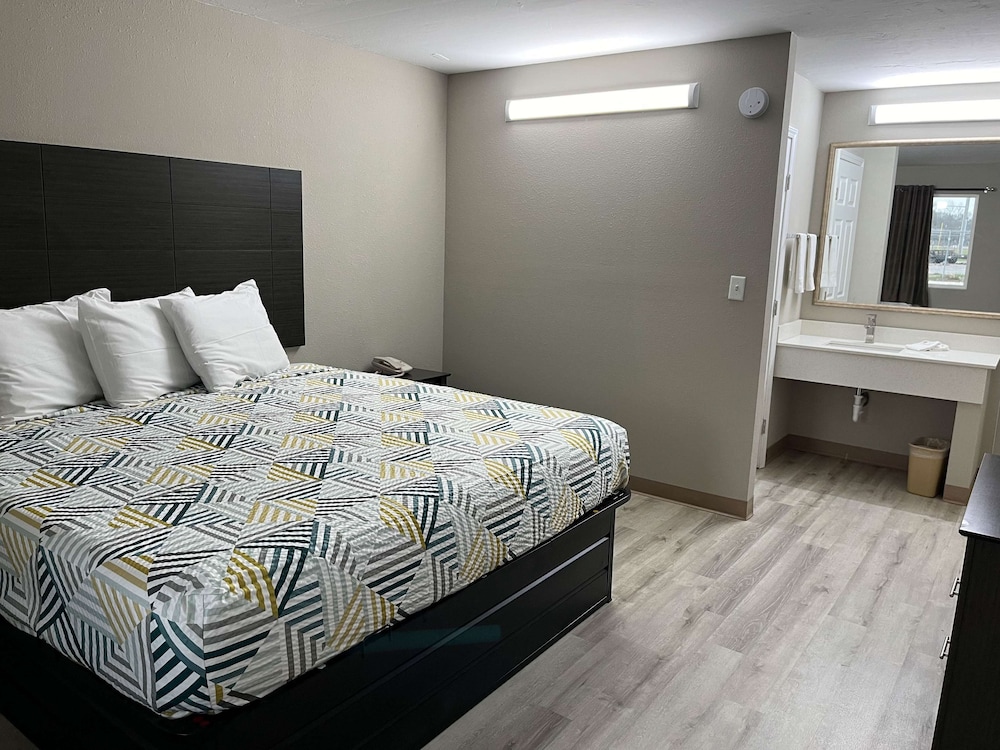 Deluxe Suite, 1 King Bed, Non Smoking, Refrigerator & Microwave photo 3
