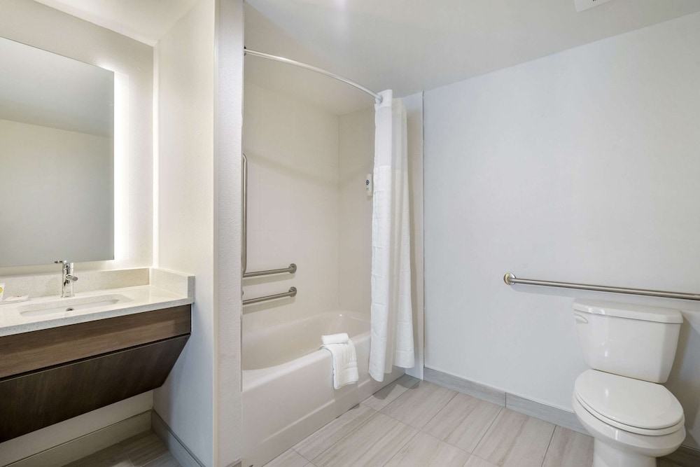 Suite, 1 King Bed with Sofa bed, Accessible, Non Smoking (Accessible Tub) - Photo 4