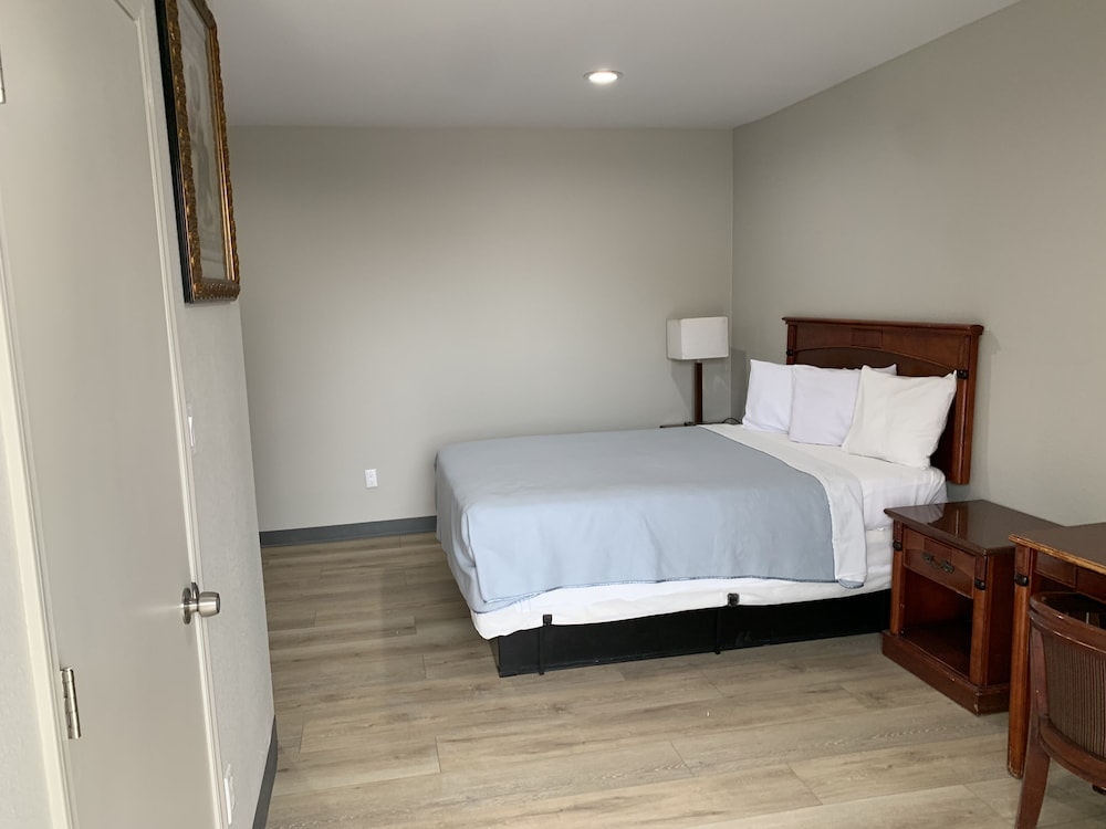 Standard Room, 1 Queen Bed - Photo 6
