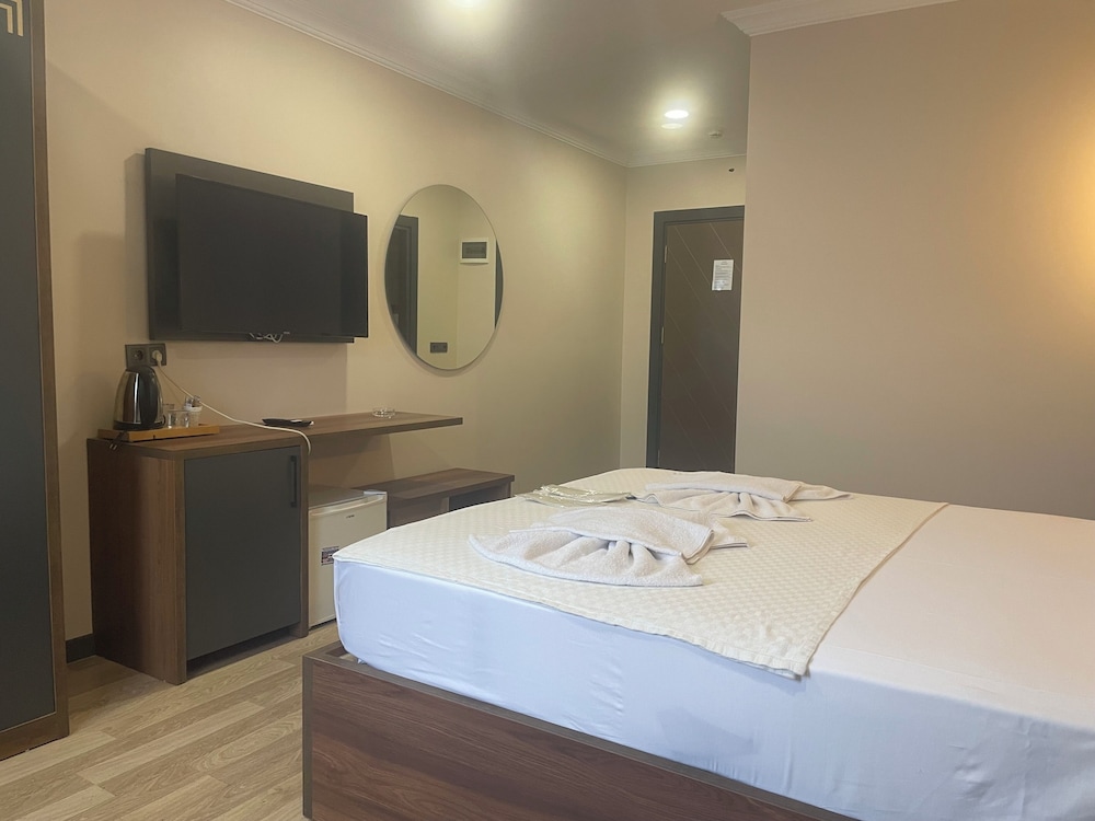 Deluxe Room, 1 Queen Bed photo 3